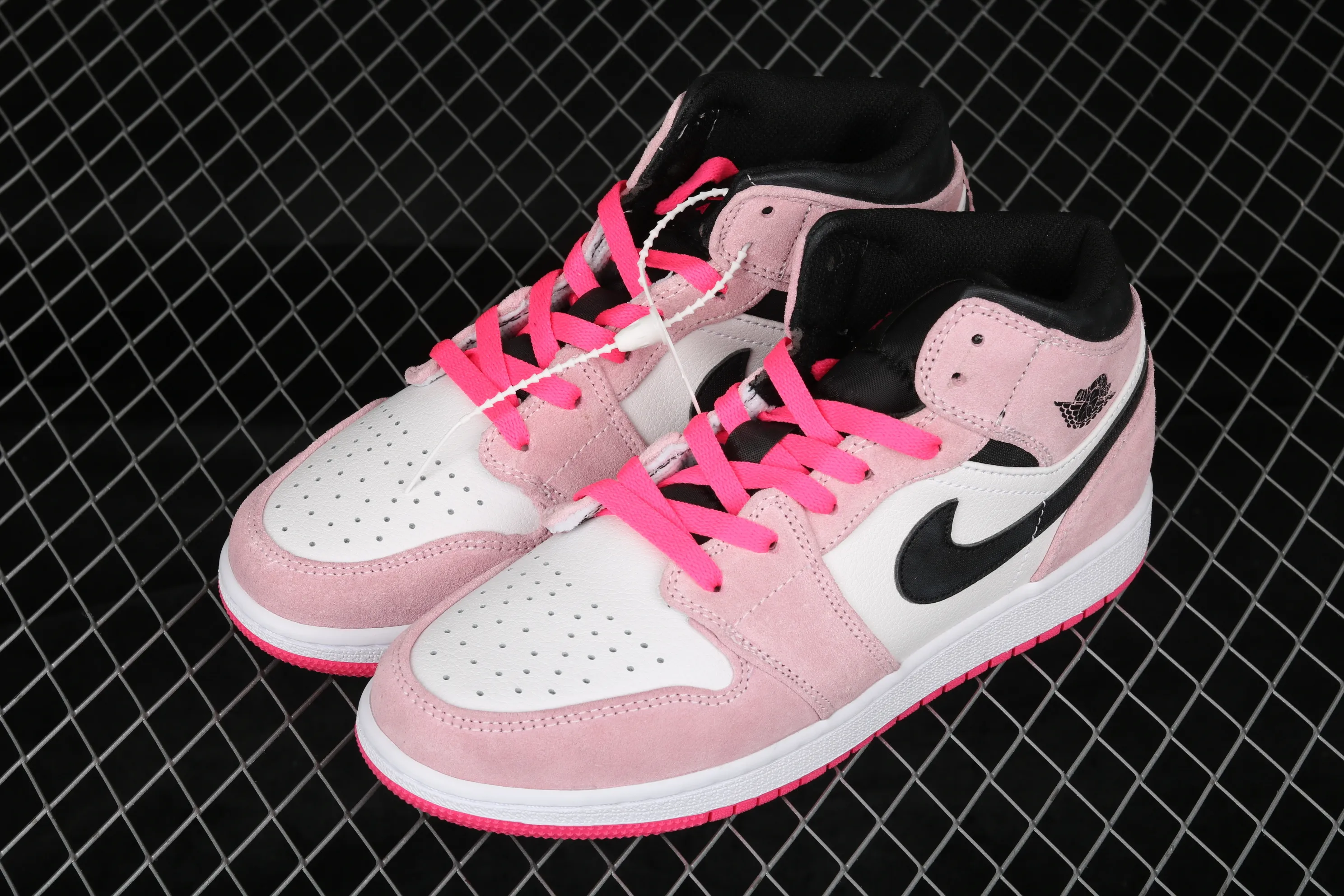 All Categories Air Jordan Jordan Series Basketball Shoes Air Jordan 1 Mid Air Jordan 1 Mid AJ1 Women's 7-hole Dirty Pink Suede Mid Toe 852542-801